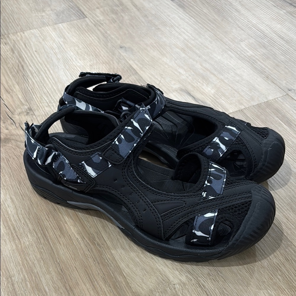 NEW Men’s Camel Crown Closed Toe Hiking Sandals
